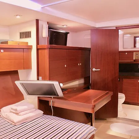 Alcyon Blue Yacht Hotel na wodzie