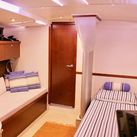 Hotel na wodzie Alcyon Blue Yacht *