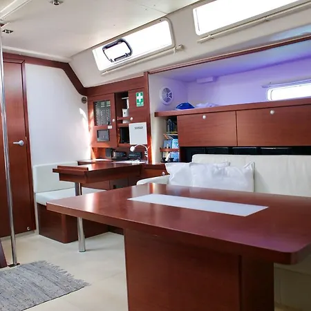 Alcyon Blue Yacht Botel